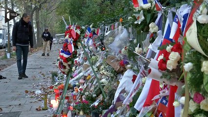 F.Hollande appelle les Français à accrocher des drapeaux tricolores aux fenêtres