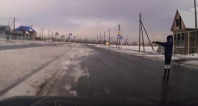 Il fait du patin à glace sur une route couverte de glace