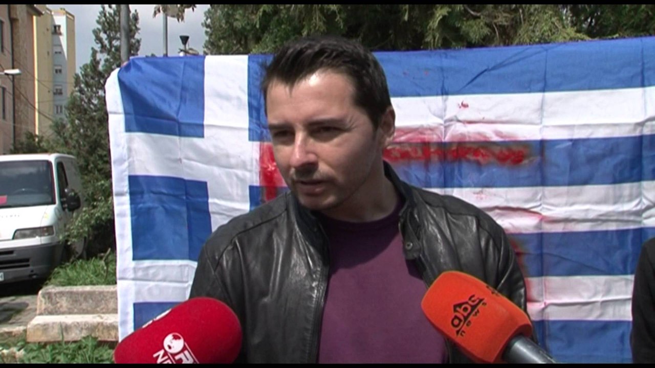 PROTESTE PARA AMBASADES GREKE, NJE GRUP TE RINJSH DJEGIN FLAMURIN GREK