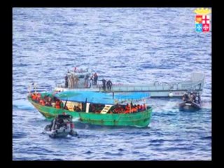 SHPETOHEN EMIGRANTET ANIJET E MARINES ITALIANE NXJERRIN NE BREG 730 EMIGRANTE LAJM