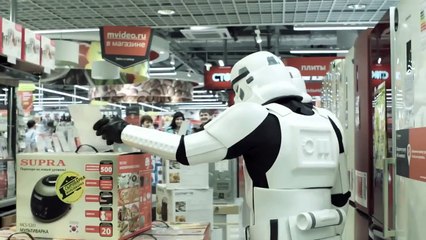 Deux Stormtroopers font n'importe quoi dans un magasin d'éle