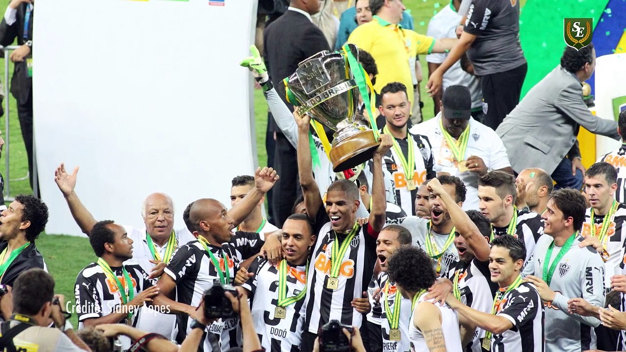 Entrevista com o zagueiro do Atlético Leonardo Silva