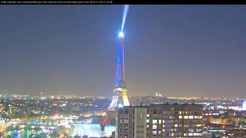 Paris - Tour Eiffel avec le drapeau Français  - Eiffel tower with french flag