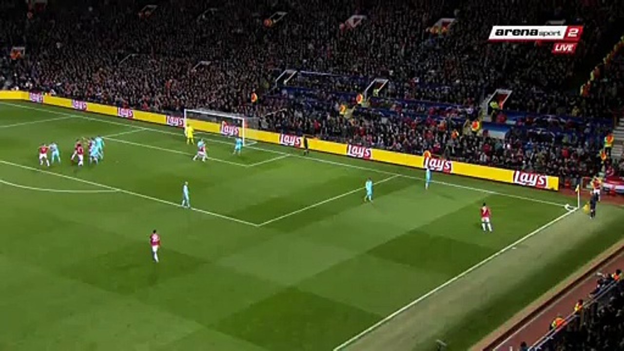 BIG CHANCE Morgan Schneiderlin __ Manchester United 0 - 0 PSV __ 25-11-2015