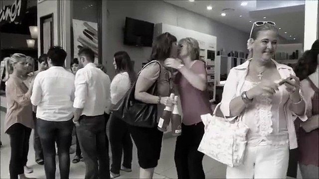 En solidarité avec leur amie atteinte d'un cancer, elles se sont rasés les cheveux ! Bravo !