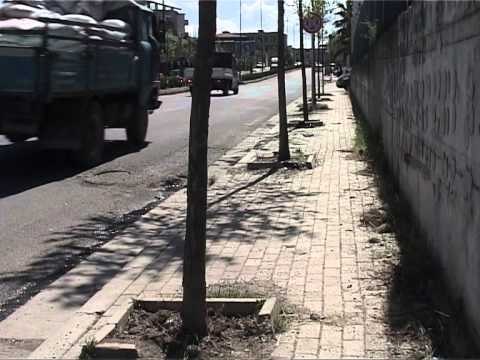 AKSIDENT NE KAMEZ MAKINA DEL JASHTE RRUGE,4 TE RINJ HUMBIN JETEN TRAGJIKISHT LAJM