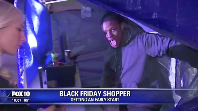 Il campe devant un magasin 5 jours avant le Black Friday