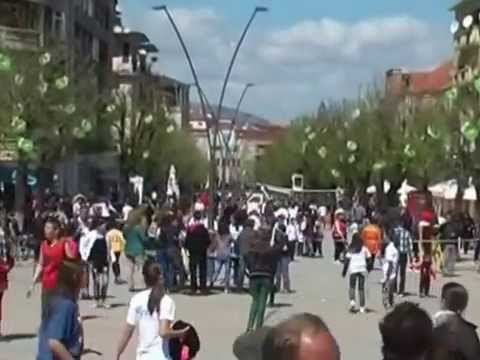 PANAIRI I PRANVERES KENGE E LOJERA TE NDRYSHME NE PEDONALEN E QYTETIT TE KORÇES LAJM