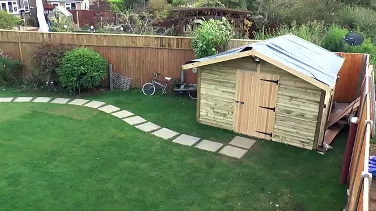 ll s'est construit un bunker sous son jardin ! Les mecs ... regardez son salon !