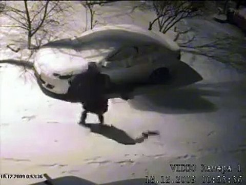 Утром обнаружил вмятину на двери. Просмотрел видео с камер наблюдения...