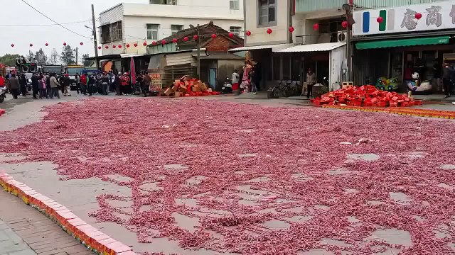 Как взрываются миллионы китайских петард