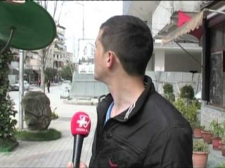 EKSPOZITE NE NATYRE ARTISTI FIERAK MBUSH RRUGEN ME SKULPTURA DHE INSTALACIONE LAJM