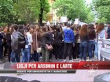 Studentet e mjekësisë, protesta para Kuvendit - News, Lajme - Vizion Plus