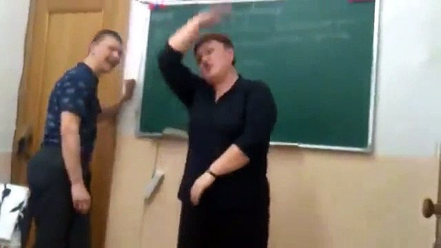 Студент первый раз пришел на пару за весь год_)