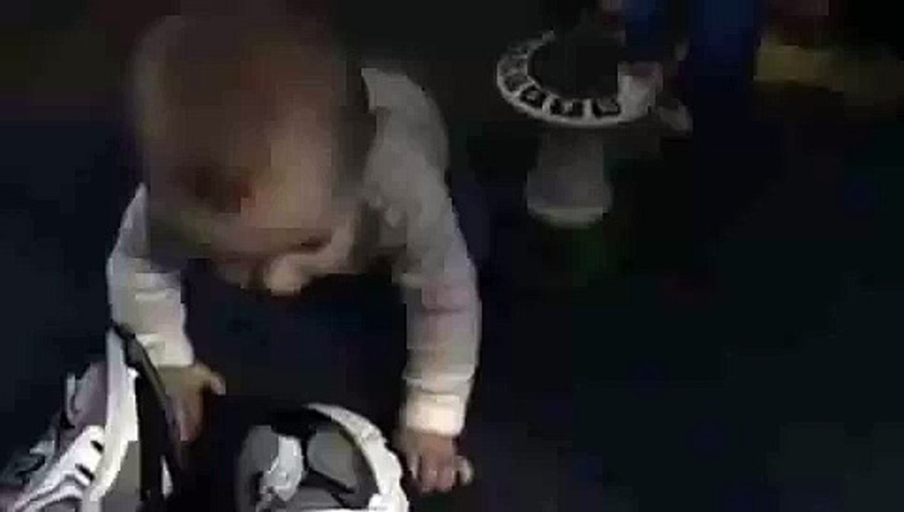 Bébé qui pète et qui se fait peur tout seul avec