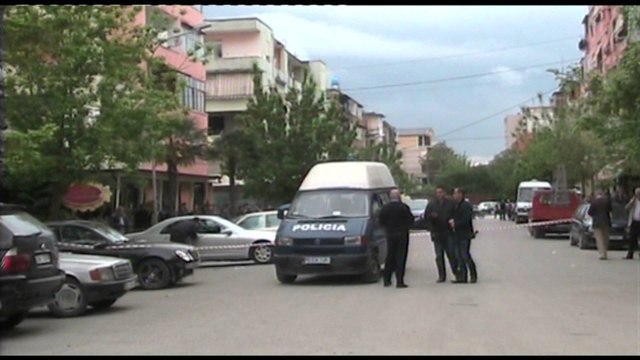 ELBASAN, EKZEKUTIM ME ARME ZJARRI NE QENDER TE QYTETIT