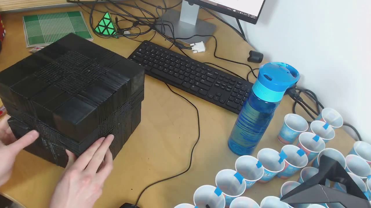 Son Rubik's cube géant s'effondre