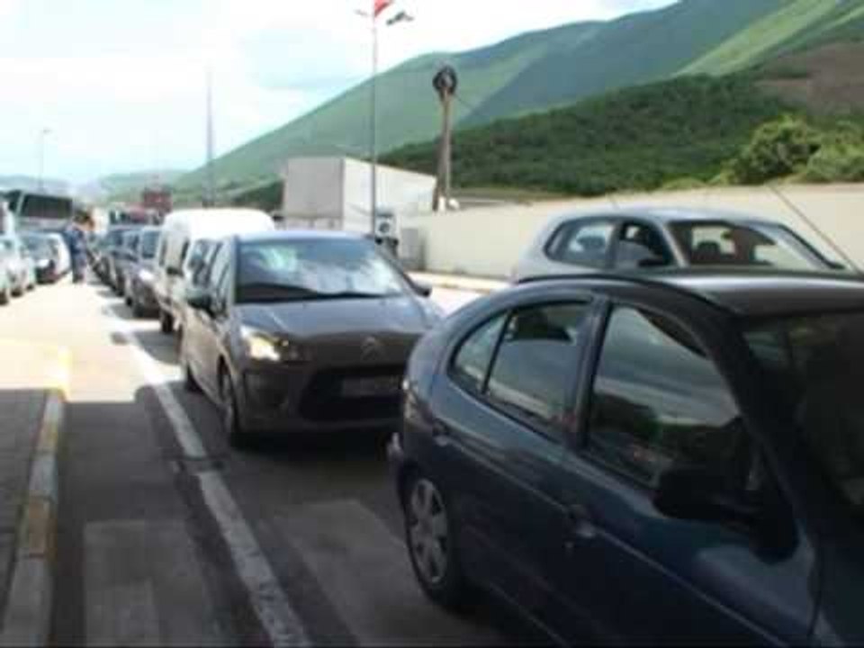 RADHE KILOMETRIKE NE MORIN SHQIPTARET E KOSOVES PRESIN NE KUFI PER DISA ORE NE RADHE LAJM