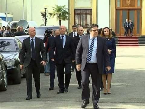 DEMOKRATET NE PROTESTA BASHA FTON QYTETARET NE SHESH DERI NE LARGIMIN E EDI RAMES LAJM