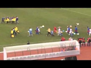 TRAINERI I KOSOVES ALBERT BUNJAKI TAKIM ME DE BIASIN PER FUTBOLLISTET KOSOVARE LAJM