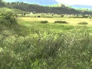 AERODROMI I GJIROKASTRES USHTRIA VENDOS BLLOQE BETONI PERGJATE PISTES NE KETE QYTET LAJM