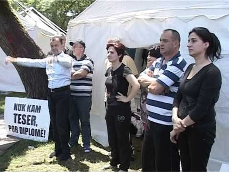 DITA E TRETE E GREVES SE URISE PUNONJESIT E SHKARKUAR NGA ADMINISTRATA ENDE NE ÇADRA LAJM
