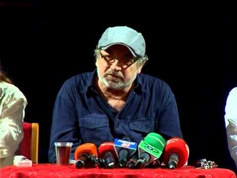 PREMIERA E PARE NE TEATER AKTORET MUJO E IMAMI TEK UDHETIM I GJATE DREJT NATES LAJM