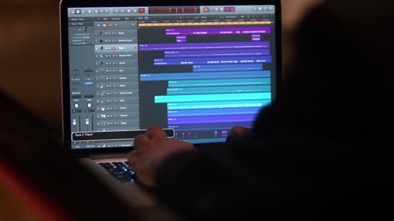 Stevie Wonder chante dans la nouvelle pub Apple - Someday At Christmas