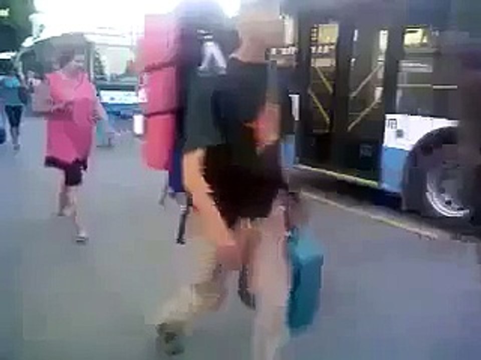 Прикол Немножко задремал на остановке :)
