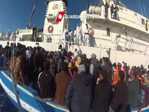 SHPETOHEN MIJERA EMIGRANTE MARINA ITALIANE SHPETON NGA MBYTJA VARKAT ME EMIGRANTE LAJM