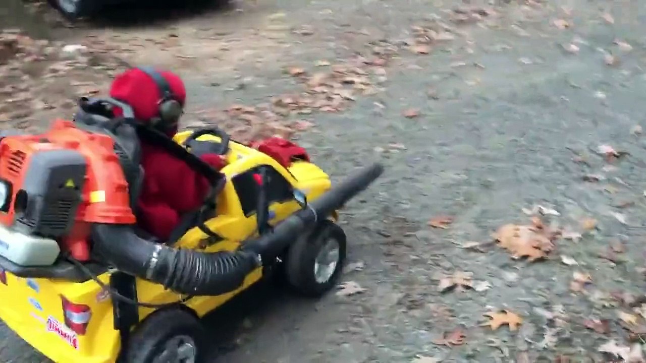Un papa trouve une technique pour enlever les feuilles mortes