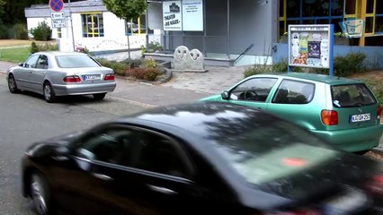 Un gentleman aide une femme à faire son créneau