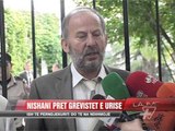 Nishani pret grevistët e urisë - News, Lajme - Vizion Plus