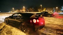 Une Nissan GTR fait des drifts dans la neige