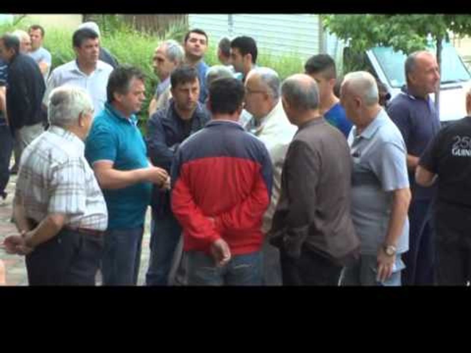 PROTESTA PER TAKSAT TREGTARET NE DURRES DHE ELBASAN KUNDER TARIFAVE TE REJA LAJM
