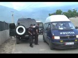 FAZA E DYTE E AKSIONIT POLICIA KERKON PARCELAT DHE ATA QE QELLUAN FORCAT E RENDIT LAJM