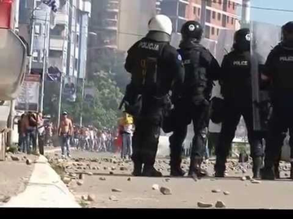 PERLESHJE NE MITROVICE TUBUESIT KUNDERSHTOJNE BLLOKIMIN E URES MBI LUMIN IBER LAJM