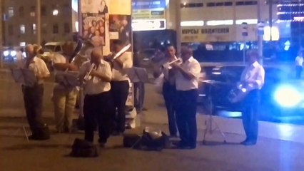 МЫ ЖЕЛАЕМ СЧАСТЬЯ ВАМ УЛИЧНЫЙ ОРКЕСТР