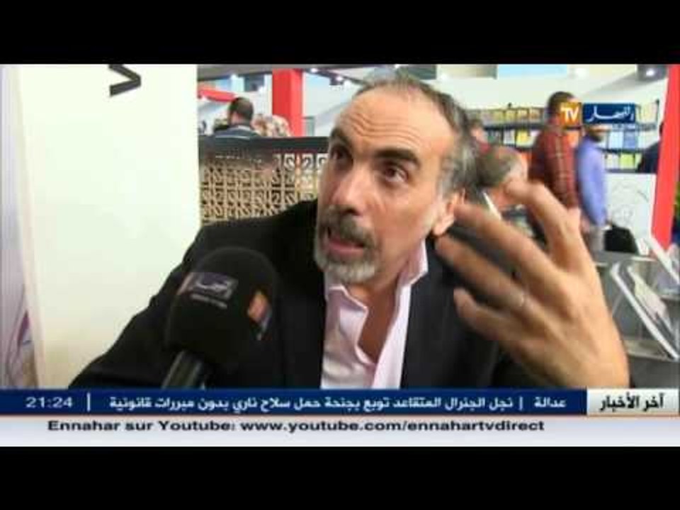 البيع بالإهداء..يجذب إنتباه زوار صالون الكتاب في يومه الأول