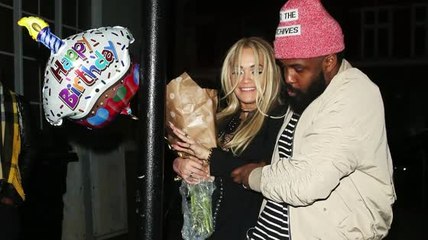 Rita Ora casi se golpea la cara en un poste en Londres