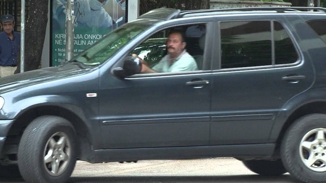 ATENTAT MAFIOZ NE QENDER TE TIRANES, VRITET BANKIERI ARTAN SANTO NE HYRJE TE ZYRES