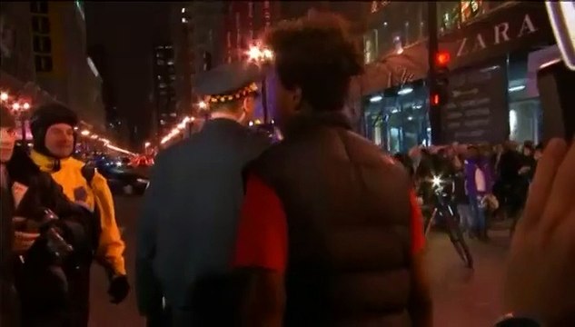 Chicago : des manifestants défient du regard les forces de l'ordre pour dénoncer les violences policières