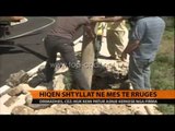 Hiqen shtyllat në mes të rrugës - Top Channel Albania - News - Lajme