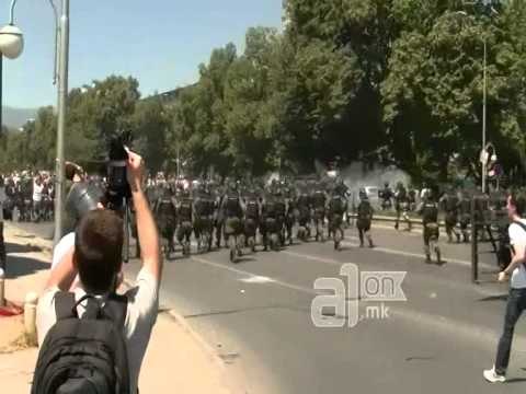 SHKUP,PROTESTE E DHUNSHME SHQIPTARET PERPLASEN ME POLICINE DHJETRA TE PLAGOSUR LAJM