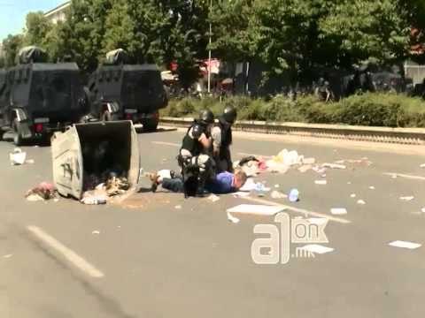 PROTESTA NE MAQEDONI SHQIPTARET BEJNE THIRRJE KUNDER PADREJTESIVE TE SHTETIT LAJM