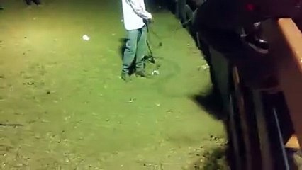 شاهد من أين خرج له الثور مع العلم أن هذا الرجل لقي حتفه