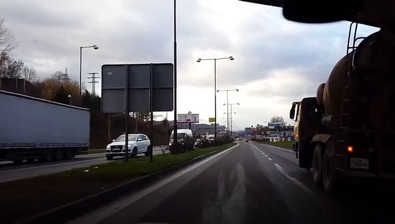 Ce camion ne devrait pas rouler dans cet état mais pourtant !!