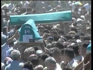 Скачать видео: MASAKRA E SREBRENICES BOSHNJAKET PERKUJTOJNE 19 VJETORIN E NGJARJES ME TE RENDE LAJM