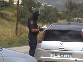 MAKINE E MODIFIKUAR LAZARAT,SIPAS POLICISE KISHTE VEND TE FSHEHUR PER DROGEN LAJM