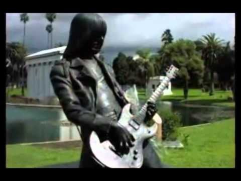 VDES TOMMY RAMONE BATERISTI I GRUPIT TE RROKUT THE RAMONES ISHTE 62 VJEC LAJM